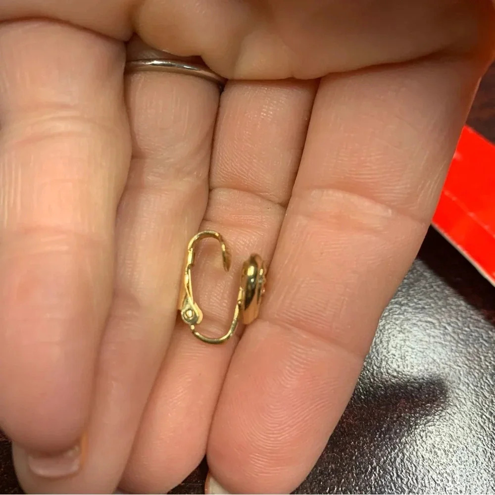 Avon Gold tone Heart Crystal clip Earrings Sparkling Heart NIB 1990 - Picture 4 of 5